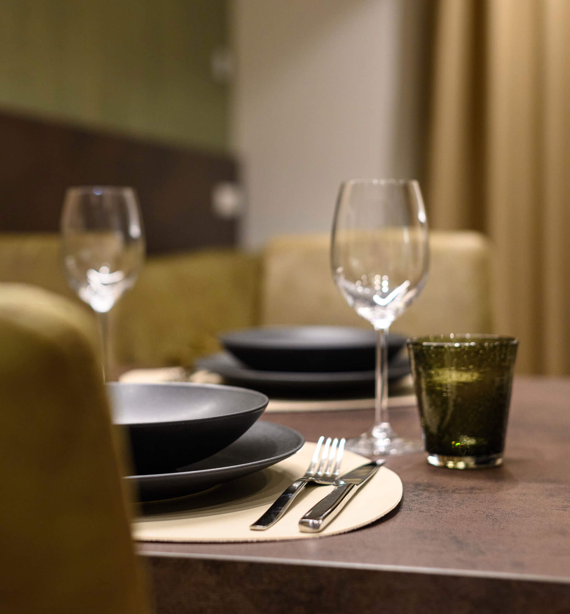 Set dining table in the Sambock Quarter Apartment Moos - PustraBase